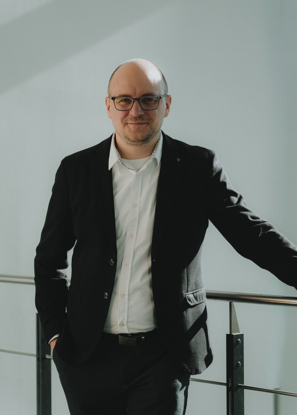 David Sporer lehnt an einem Geländer